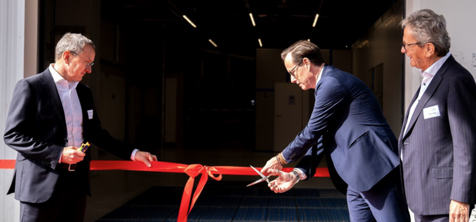 Opening of the new syringe plant by CEO Dr. Stefan Koch (center) together with Christoph Klaus (right) and his successor Dr. Marcel Oster.