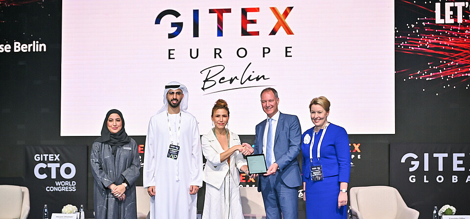 Maryam Almehairil, Omar Bin Sultan Al Olama, Trixie LohMirmandl, Dr. Mario Tobias, Franziska Giffey at the announcement of Gitex Europe in Dubai. Maryam Almehairi, AVP Government Liaison at Kaoun International; Omar Bin Sultan Al Olama, Minister of State for Artificial Intelligence in the United Arab Emirates; Trixie LohMirmand, CEO KAOUN International; Dr. Mario Tobias, CEO Messe Berlin; Franziska Giffey, Mayor and Senator for Economic Affairs, Energy and Labor.