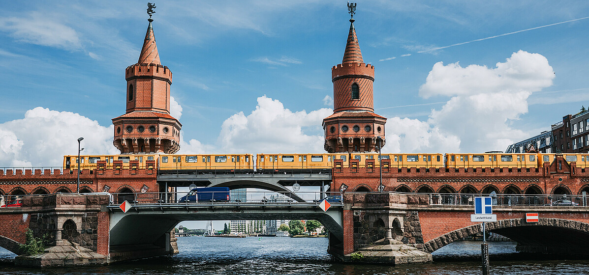The landmark Oberbaum Bridge connects the erstwhile East German district Friedrichshain with West Berlin’s Kreuzberg Linking east and west, Friedrichshain and Kreuzberg – Berlin’s landmark the Oberbaum Bridge