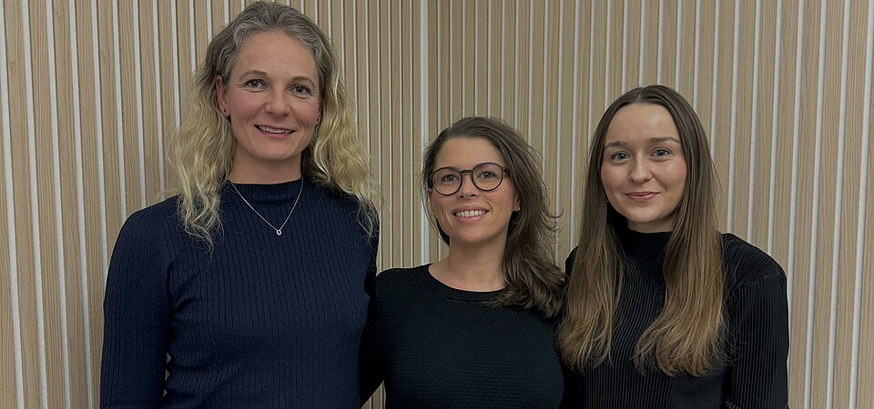 Dr. Alena van Bömmel, most recently a postdoc at the MPIMG, Prof. Dr. Helene Kretzmer, most recently group leader „Computational Genomics“ at the MPIMG, and Mara Steiger, PhD student (f. l.) Dr. Alena van Bömmel, most recently a postdoc at the MPIMG, Prof. Dr. Helene Kretzmer, most recently group leader „Computational Genomics“ at the MPIMG, and Mara Steiger, PhD student (f. l.)