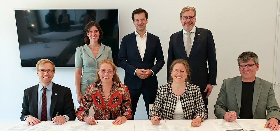 Signing the agreement on Berlin research AI infrastructure