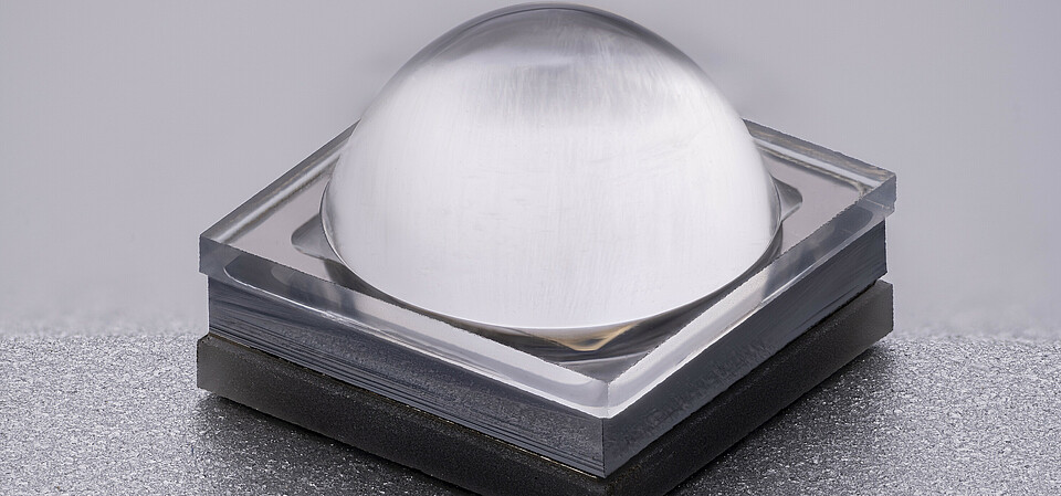 Far-UVC LED with lens and reflector Far-UVC LED with lens and reflector
